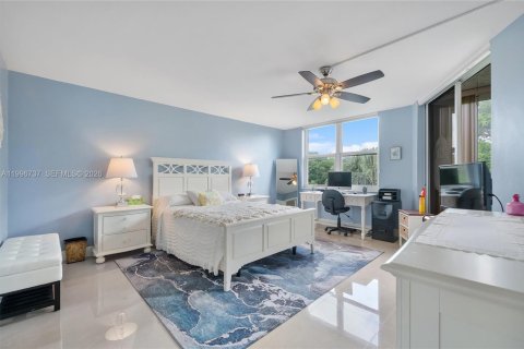 Condo in Pompano Beach, Florida, 2 bedrooms  № 2146443 - photo 3