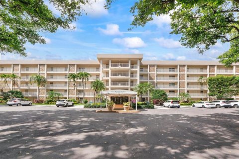Condo in Pompano Beach, Florida, 2 bedrooms  № 2146443 - photo 9