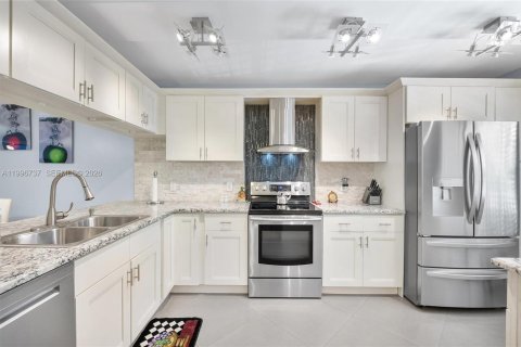 Condo in Pompano Beach, Florida, 2 bedrooms  № 2146443 - photo 2