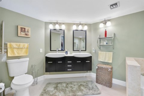 Condo in Pompano Beach, Florida, 2 bedrooms  № 2146443 - photo 24