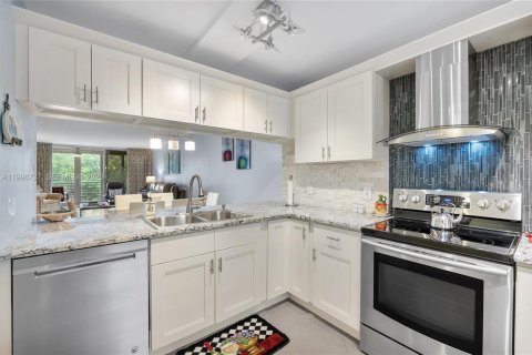 Condo in Pompano Beach, Florida, 2 bedrooms  № 2146443 - photo 19