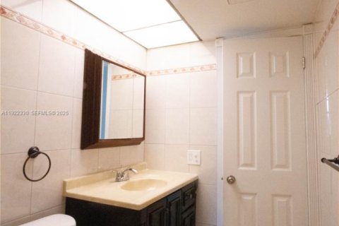 Copropriété à vendre à Lauderdale Lakes, Floride: 1 chambre, 65.5 m2 № 1982041 - photo 15