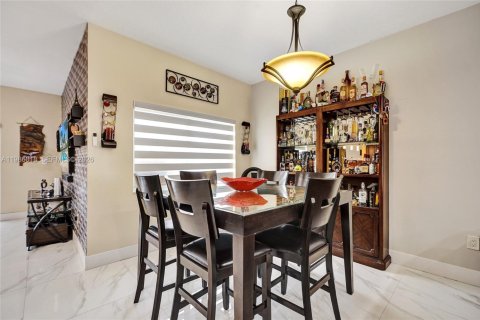 Townhouse in Miami, Florida 5 bedrooms, 196.95 sq.m. № 2047620 - photo 17