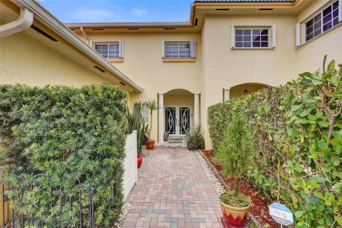 Townhouse in Miami, Florida 5 bedrooms, 196.95 sq.m. № 2047620 - photo 2