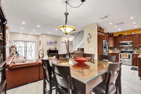 Townhouse in Miami, Florida 5 bedrooms, 196.95 sq.m. № 2047620 - photo 15