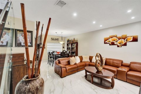 Townhouse in Miami, Florida 5 bedrooms, 196.95 sq.m. № 2047620 - photo 20