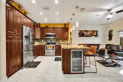 Townhouse in Miami, Florida 5 bedrooms, 196.95 sq.m. № 2047620 - photo 9