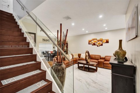 Townhouse in Miami, Florida 5 bedrooms, 196.95 sq.m. № 2047620 - photo 18