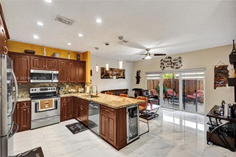 Townhouse in Miami, Florida 5 bedrooms, 196.95 sq.m. № 2047620 - photo 14