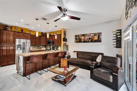 Townhouse in Miami, Florida 5 bedrooms, 196.95 sq.m. № 2047620 - photo 13