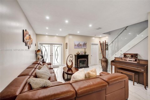 Townhouse in Miami, Florida 5 bedrooms, 196.95 sq.m. № 2047620 - photo 22