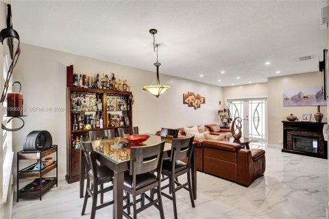 Townhouse in Miami, Florida 5 bedrooms, 196.95 sq.m. № 2047620 - photo 16