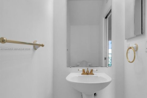 Townhouse in Doral, Florida 2 bedrooms, 106.84 sq.m. № 2152820 - photo 12