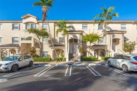 Townhouse in Doral, Florida 2 bedrooms, 106.84 sq.m. № 2152820 - photo 1