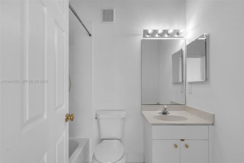 Townhouse in Doral, Florida 2 bedrooms, 106.84 sq.m. № 2152820 - photo 18