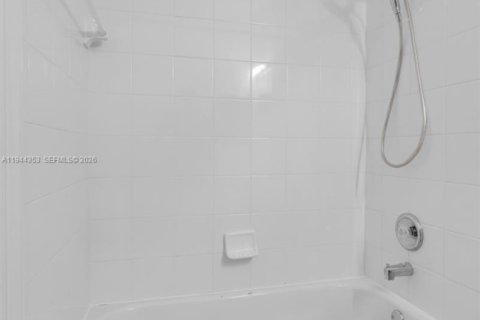 Townhouse in Doral, Florida 2 bedrooms, 106.84 sq.m. № 2152820 - photo 19