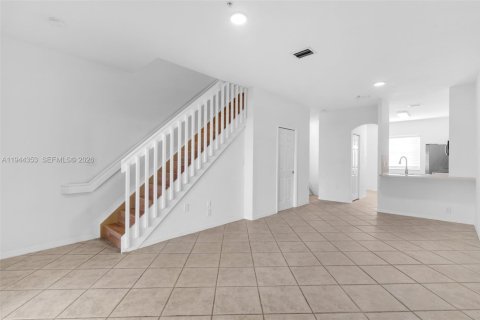 Townhouse in Doral, Florida 2 bedrooms, 106.84 sq.m. № 2152820 - photo 2