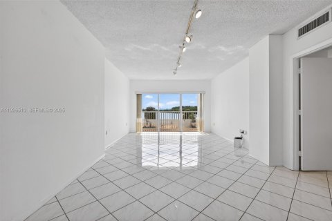 Condo in Sunny Isles Beach, Florida, 1 bedroom № 1987962 - photo 7