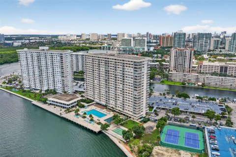 Condo in Sunny Isles Beach, Florida, 1 bedroom № 1987962 - photo 25
