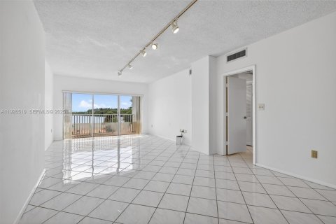 Condo in Sunny Isles Beach, Florida, 1 bedroom № 1987962 - photo 6