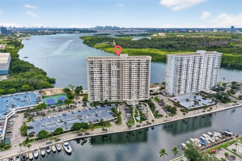 Condo in Sunny Isles Beach, Florida, 1 bedroom № 1987962 - photo 1