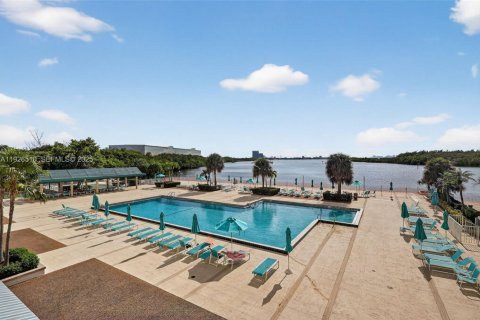 Condo in Sunny Isles Beach, Florida, 1 bedroom № 1987962 - photo 17