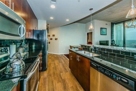 Condo in Tampa, Florida, 2 bedrooms № 2123043 - photo 9