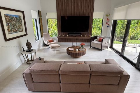 House in Coral Gables, Florida 5 bedrooms, 399.48 sq.m. № 1948962 - photo 11