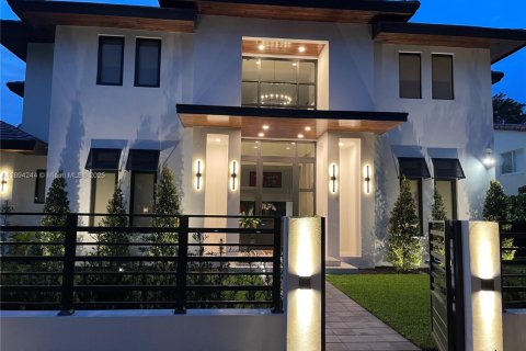 House in Coral Gables, Florida 5 bedrooms, 399.48 sq.m. № 1948962 - photo 3