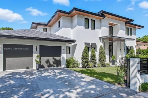 House in Coral Gables, Florida 5 bedrooms, 399.48 sq.m. № 1948962 - photo 2