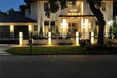 House in Coral Gables, Florida 5 bedrooms, 399.48 sq.m. № 1948962 - photo 4
