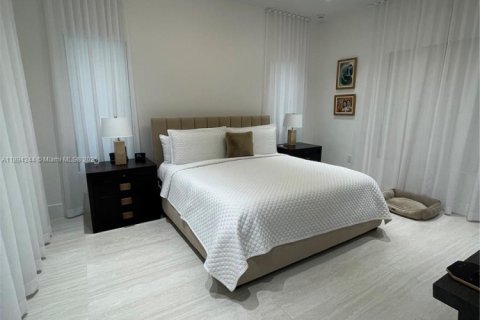 House in Coral Gables, Florida 5 bedrooms, 399.48 sq.m. № 1948962 - photo 15