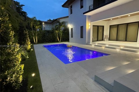 House in Coral Gables, Florida 5 bedrooms, 399.48 sq.m. № 1948962 - photo 29