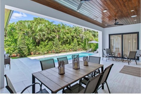 House in Coral Gables, Florida 5 bedrooms, 399.48 sq.m. № 1948962 - photo 22