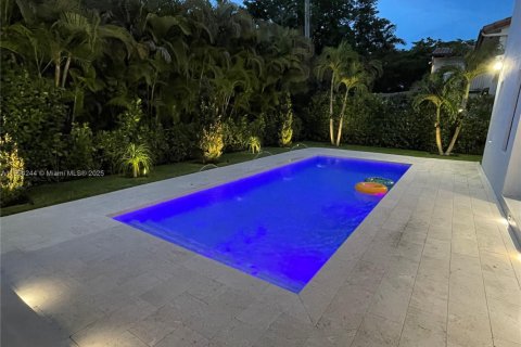 House in Coral Gables, Florida 5 bedrooms, 399.48 sq.m. № 1948962 - photo 28