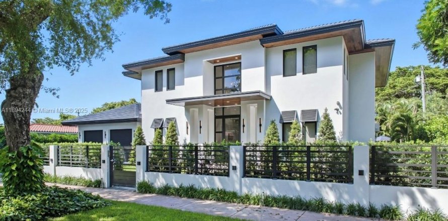 House in Coral Gables, Florida 5 bedrooms, 399.48 sq.m. № 1948962