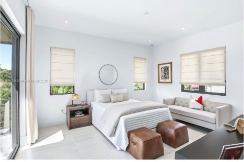 House in Coral Gables, Florida 5 bedrooms, 399.48 sq.m. № 1948962 - photo 18