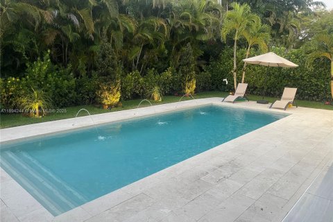 House in Coral Gables, Florida 5 bedrooms, 399.48 sq.m. № 1948962 - photo 24