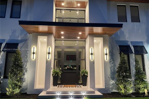 House in Coral Gables, Florida 5 bedrooms, 399.48 sq.m. № 1948962 - photo 5