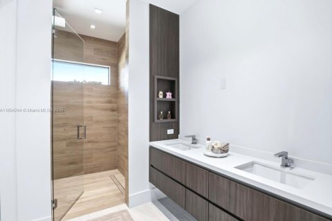 House in Coral Gables, Florida 5 bedrooms, 399.48 sq.m. № 1948962 - photo 19