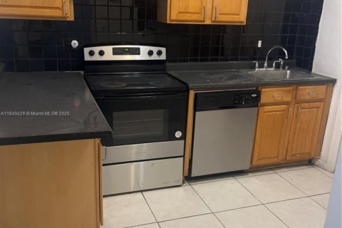 Condo in Miami Beach, Florida, 2 bedrooms № 1851941 - photo 9