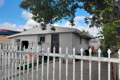 Снять в аренду виллу или дом в Майами, Флорида 2 спальни, 257.43м2, № 1988005 - фото 1