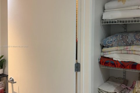 Condominio en alquiler en Miami, Florida, 2 dormitorios, 190.26 m2 № 1802504 - foto 28