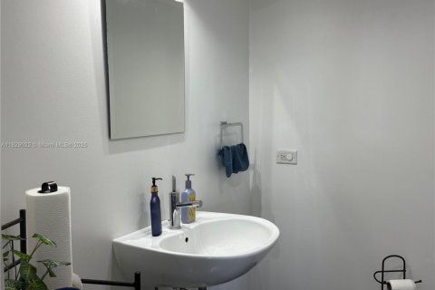 Condominio en alquiler en Miami, Florida, 2 dormitorios, 190.26 m2 № 1802504 - foto 17