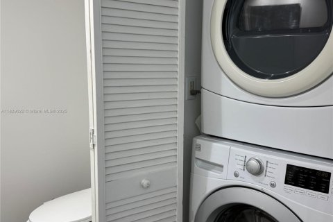 Condominio en alquiler en Miami, Florida, 2 dormitorios, 190.26 m2 № 1802504 - foto 16