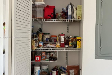 Condominio en alquiler en Miami, Florida, 2 dormitorios, 190.26 m2 № 1802504 - foto 5