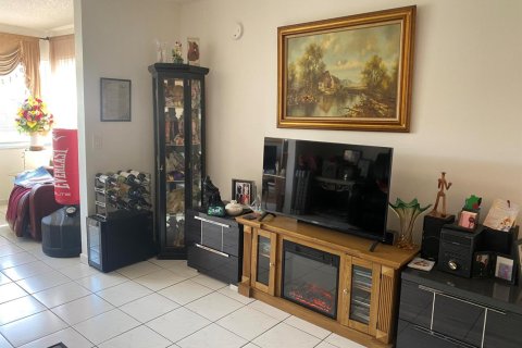 Condo in Sunrise, Florida, 1 bedroom № 2175683 - photo 3