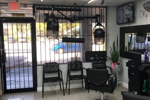 Propiedad comercial en venta en Miami Gardens, Florida № 2031549 - foto 2
