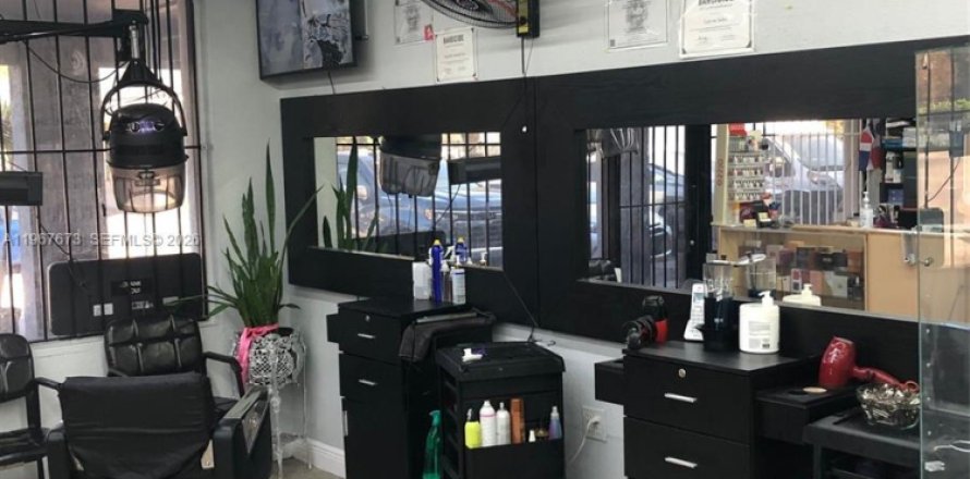 Propiedad comercial en Miami Gardens, Florida № 2031549