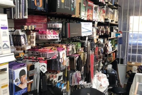 Propiedad comercial en venta en Miami Gardens, Florida № 2031549 - foto 13